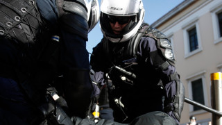 Гръцката полиция финансовите и здравните власти нахлуха в магазин управляван