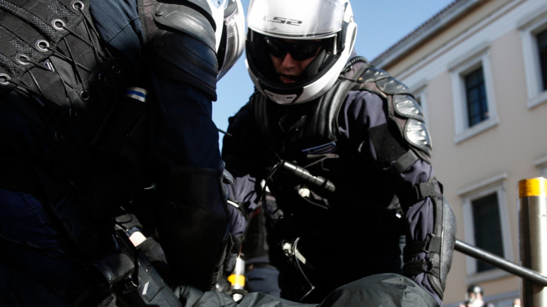 Гръцките власти задържаха антиваксъри наричащи се "Пазители на конституцията"
