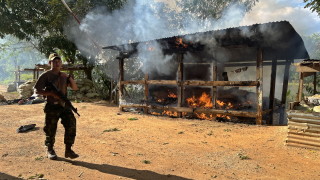 Бойци от съпротивата в Мианмар изгориха в понеделник знамето използвано