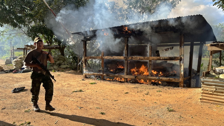 Бойци от съпротивата в Мианмар изгориха в понеделник знамето, използвано