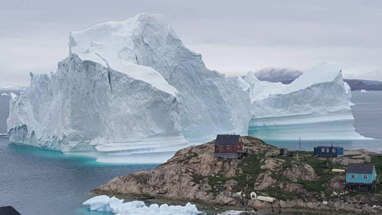 Огромен айсберг се носи към село в Гренландия. Има опасения,