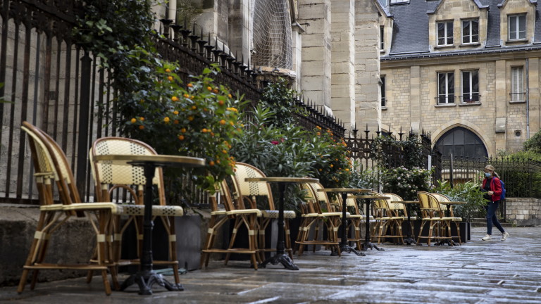 Париж е принуден да затвори всички барове