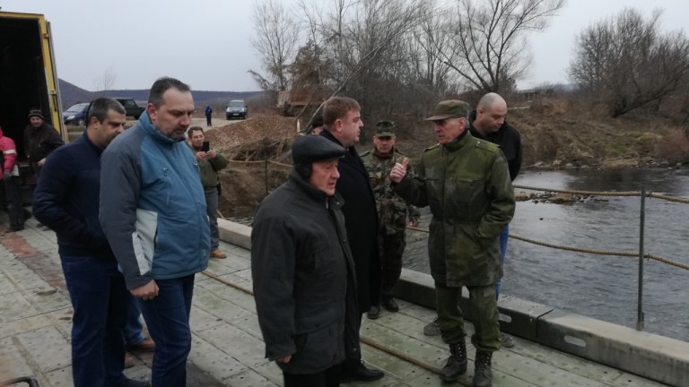 В Червен бряг до дни очакват да възстановят моста им