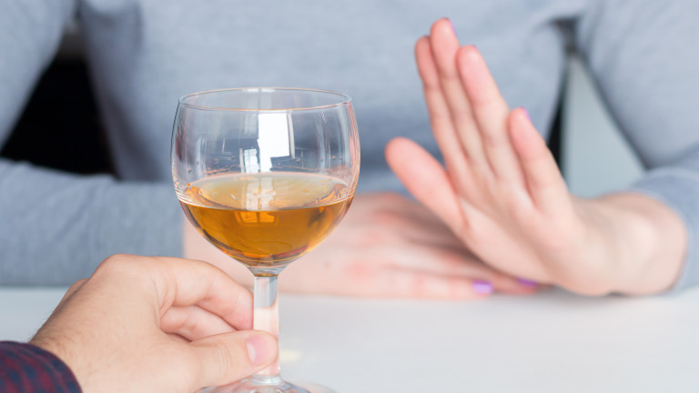 Коронавирус: Алкохолът не помага за справяне със стреса от самоизолацията