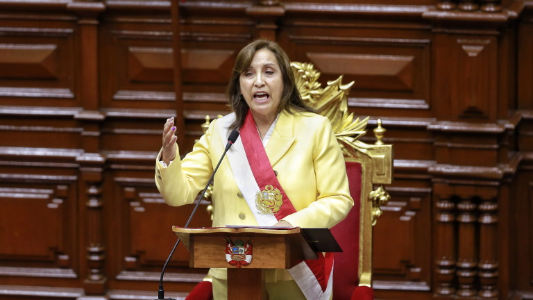 Президентът на Перу Дина Болуарте призова в петък за диалог,