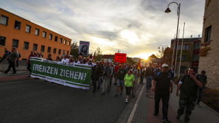 Повече от 1000 крайнодесни протестиращи срещу германската политика срещу мигрантите