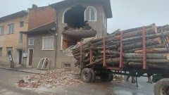 Камион с дърва отнесе част от къща в Белица