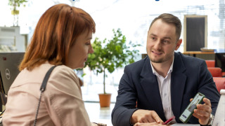 Първа инвестиционна банка стартира услугата Помощ от приятел за да