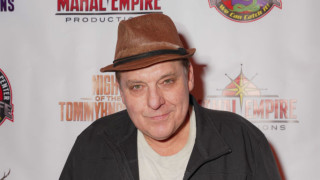 Актьорът Том Сайзмор става известен през 90 те години с участието