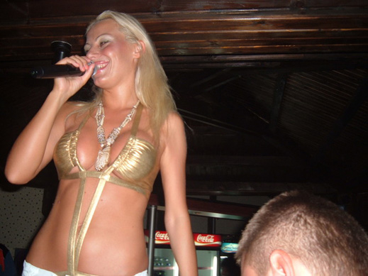 Американски митничар бърка Камелия с проститутка?