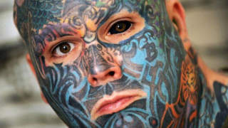 Най-татуираният мъж си нарисува бялото на окото (СНИМКИ)