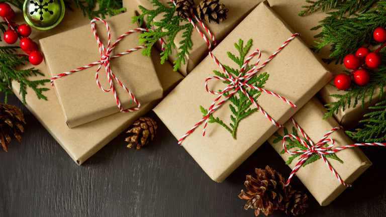 Колко харчат за подаръци преди празниците хората по света?