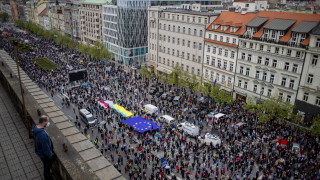 В Прага и десетки други градове на Чехия гражданите излязоха