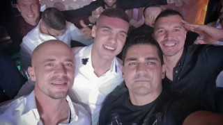 Група от футболни зведи празнува снощи в София Бившият наставник