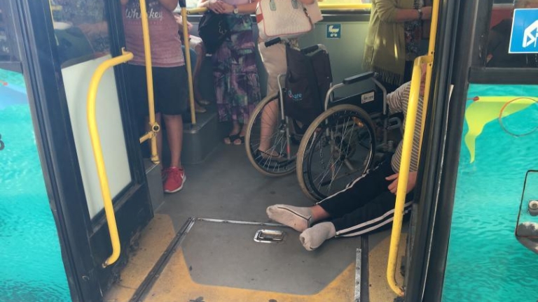 Пенсионерка пострада в градския транспорт в Бургас