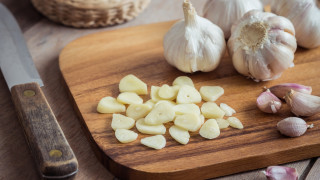 Като любители на чесъна често предпочитаме вместо пресата да използваме