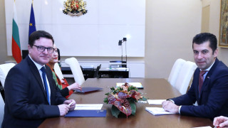 Премиерът Кирил Петков се срещна с посланика на Великобритания Роб