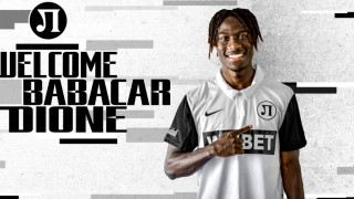 Доскорошният футболист на Локомотив Пловдив Бабакар Дион ще продължи кариерата си