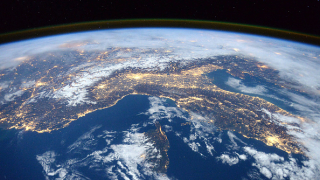 Джон Глен е първият човек направил снимка на Земята от