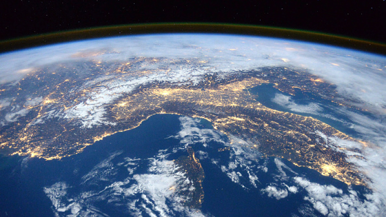 Джон Глен е първият човек, направил снимка на Земята от