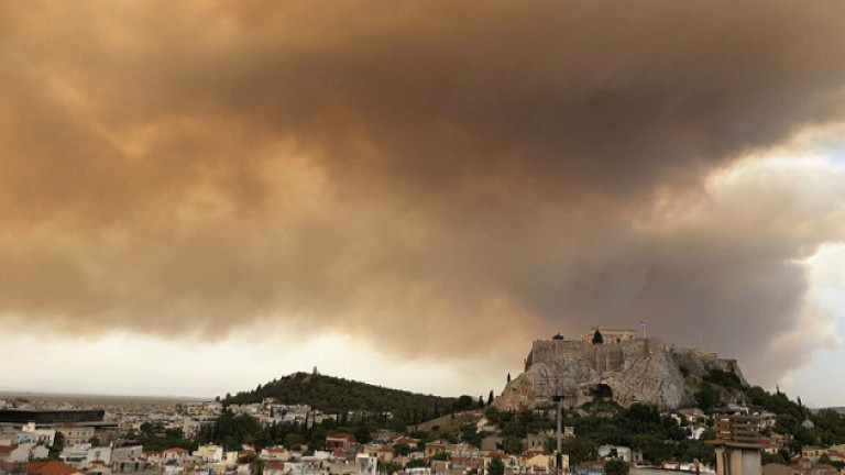 Самолети, хеликоптери и пожарни коли гасят пожар в гора до Атина