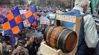 "Без депутати може, без ракия не!", скандират 1500 пред НС