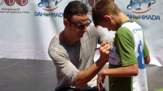 Мегазвездата на българския футбол Димитър Бербатов даде 281 автографа