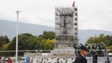 Демонтират скелето на Паметника на съветската армия в София