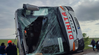 Пътнически автобус се обърна на АМ Тракия съобщава Нова телевизия