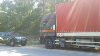 Натоварили заловените 23-ма мигранти край Ивайловград в тайник на камион