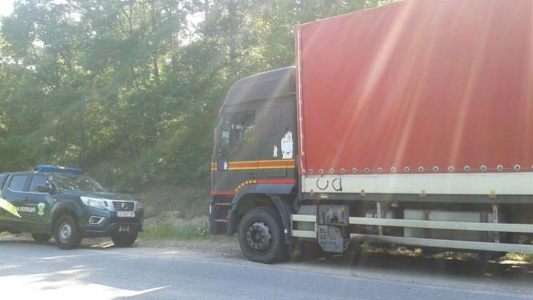 Аварирал камион блокира път край Самоков