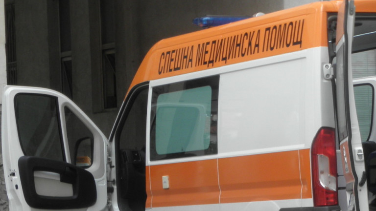 Един загинал и седем ранени при челен сблъсък на два буса на пътя София-Бургас 