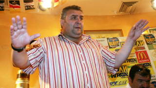 Дучето разцепи агитката на три