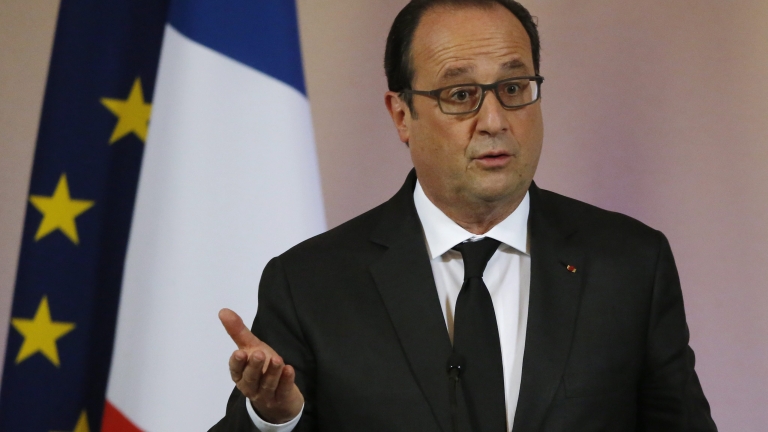 Французите да украсят домовете си с националния флаг в памет на жертвите, зове Оланд 
