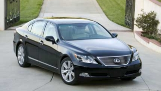 Lexus LS с два цилиндъра по-малко