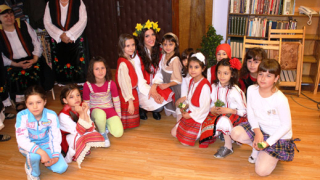 "Мис България 2011" Ваня Пенева чете с второкласници