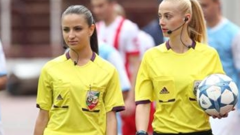 Секси съдийки предизвикаха фурор в родния футбол (СНИМКИ)