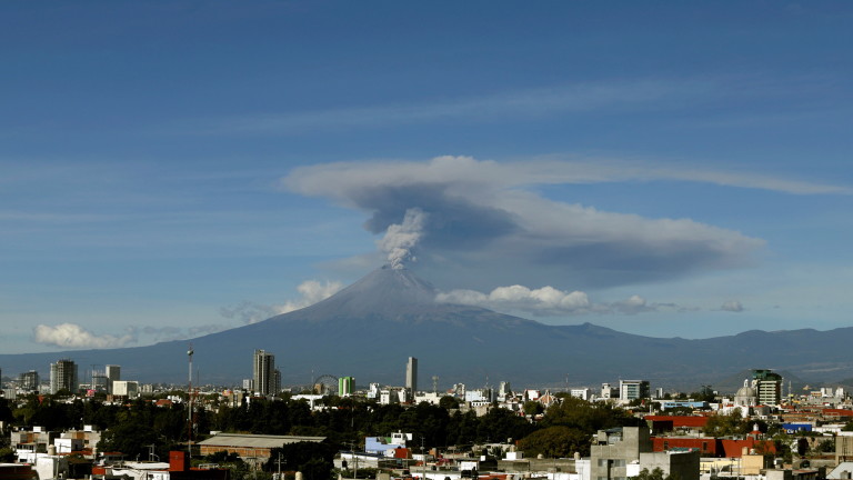 Мексиканският вулкан Попокатепетъл изригна, предаде АП. Стълбът от пепел е