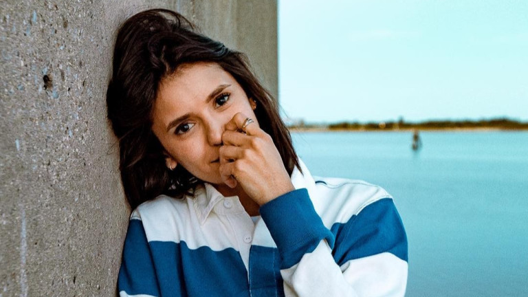 Нина Добрев, Париж и Лувърът