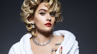 Кое е това момиче?