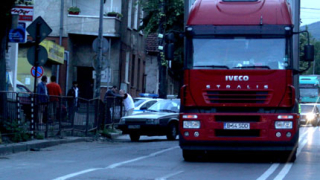 Събират пари за ремонт на къща, бутната от ТИР