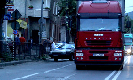 Събират пари за ремонт на къща, бутната от ТИР