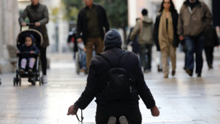 Младежката безработица в Испания падна за първи път под 50% от 2011 г. 