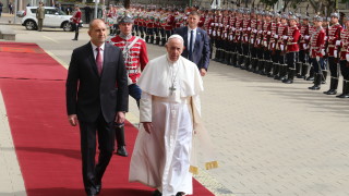 Президентът Радев посрещна тържествено папа Франциск