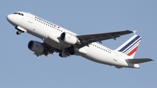 Двигател на самолет на Air France падна в Гренландия