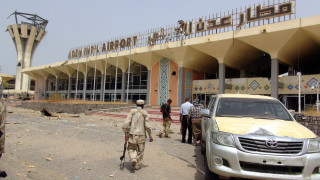 Силна експлозия отекна около президентския дворец в йеменския град Аден