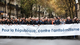 Повече от 100 000 души излязоха на шествие в Париж