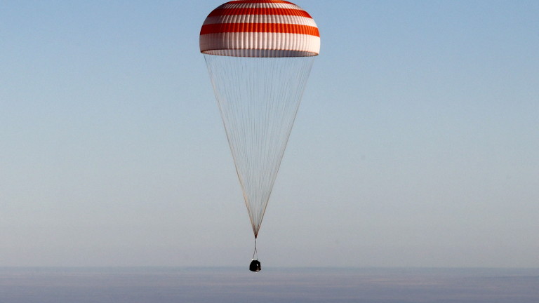 Двама астронавти от НАСА и руснак успешно се върнаха от МКС