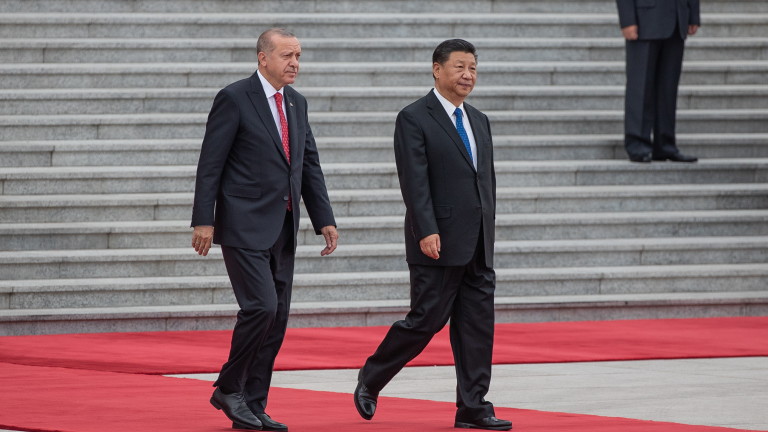 С балетна стъпка и розови очила, Ердоган кацна в Пекин
