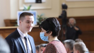 Депутатите се чудят как да ограничат контактите помежду си Това